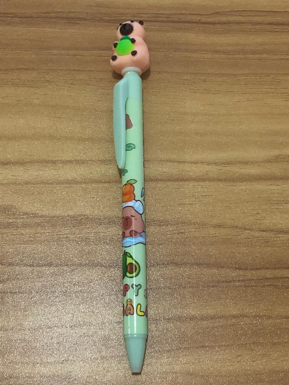 Caneta Verde com Capivara na ponta Segurando uma Fruta