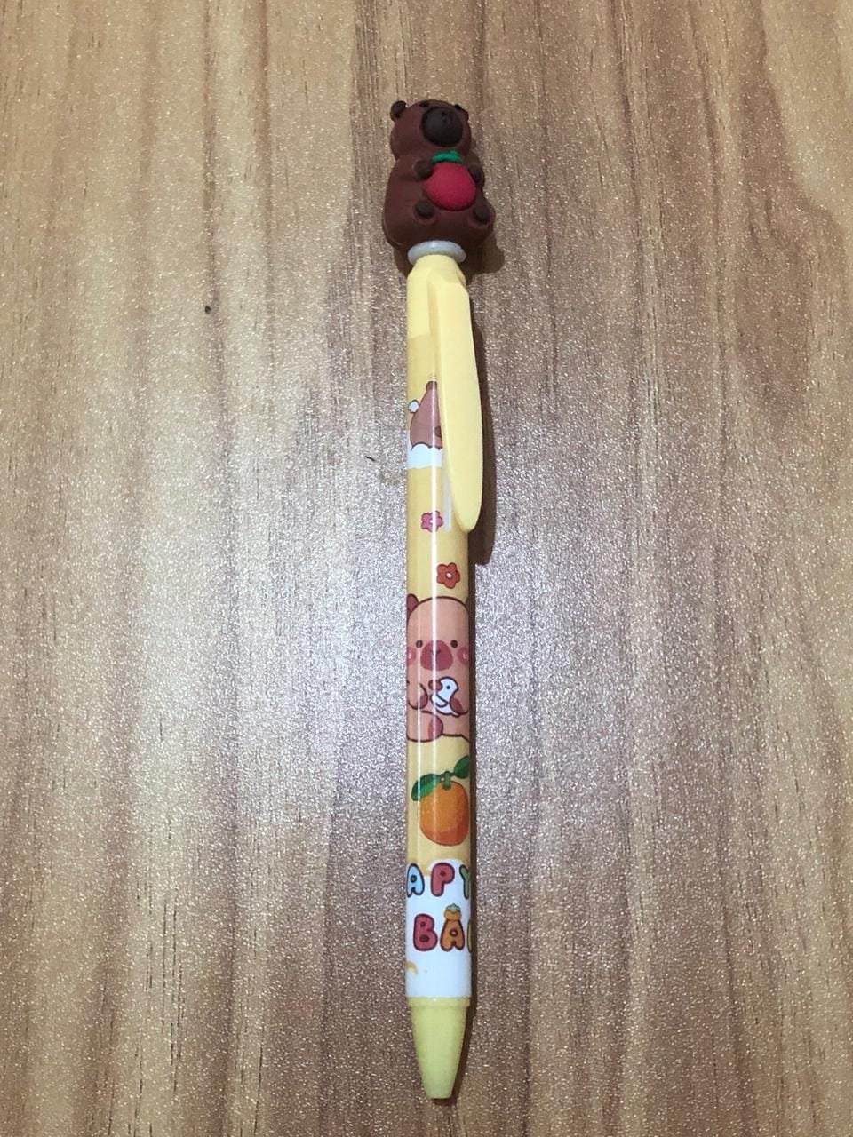 Caneta Amarela com Capivara na ponta Segurando uma Fruta