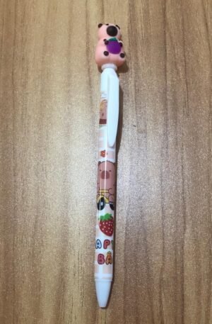 Caneta Branca com Capivara na ponta Segurando uma Fruta