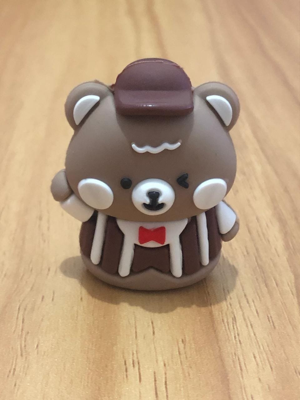 APONTADOR URSO COM ROUPA