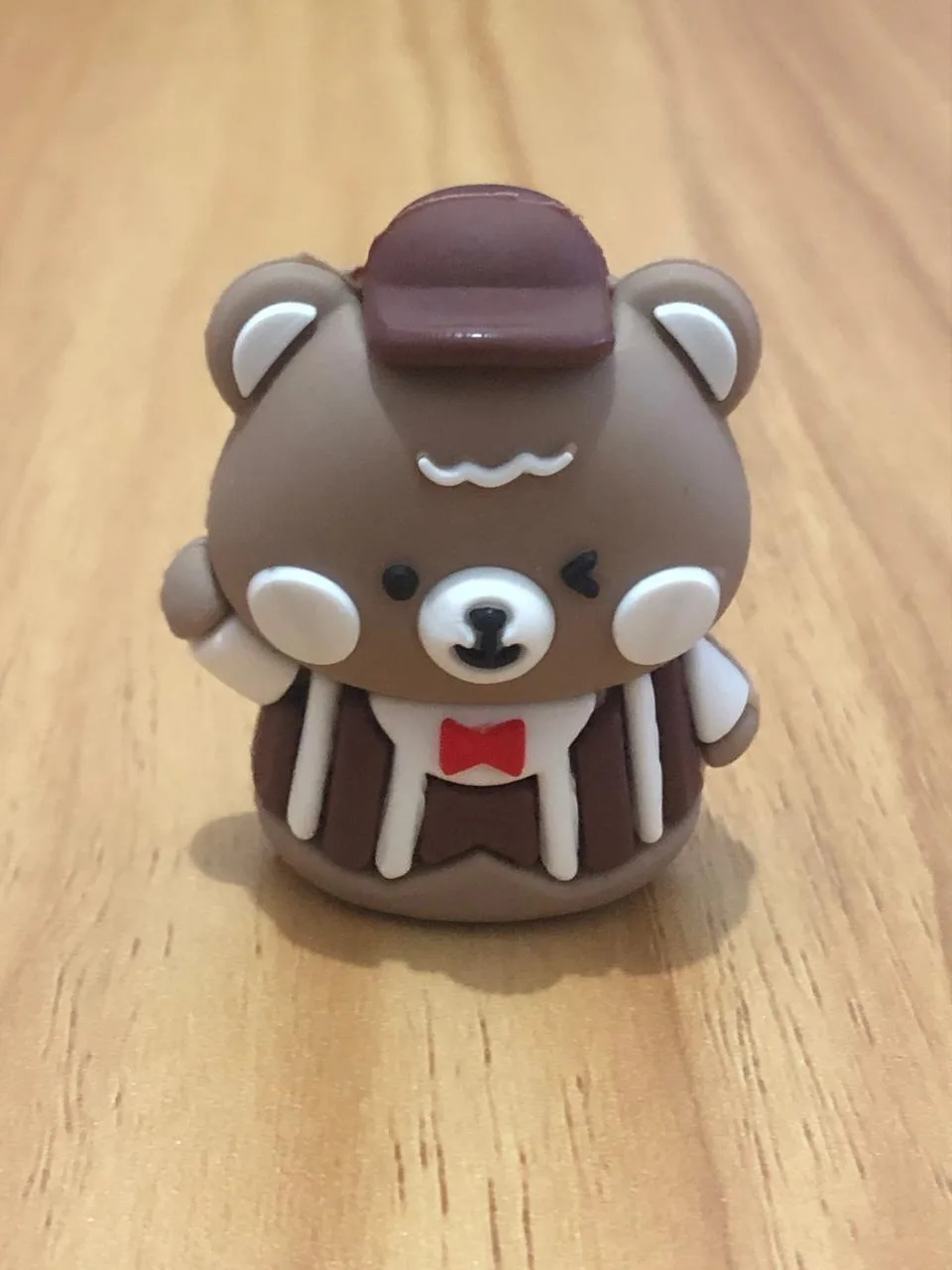 APONTADOR URSO COM ROUPA