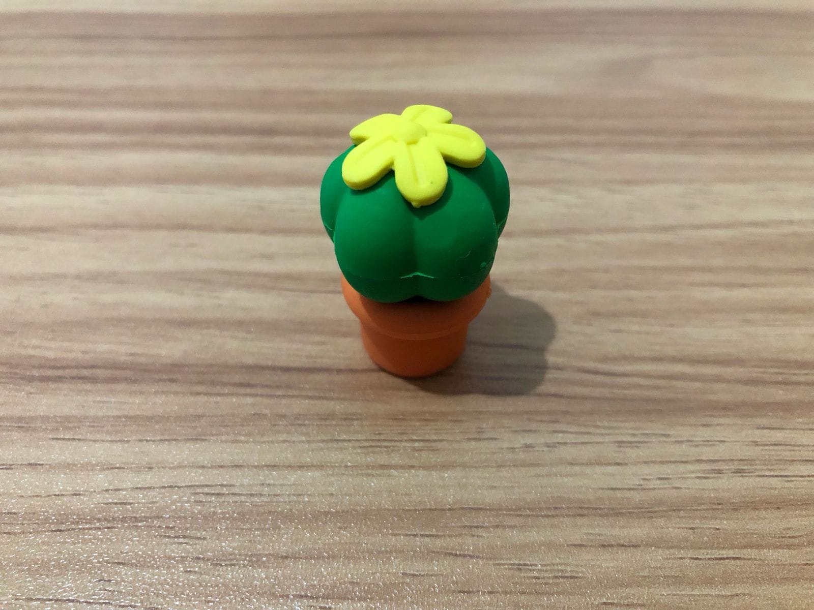 MINI BORRACHA CACTO REDONDO COM FLOR AMARELA VASO LARANJA