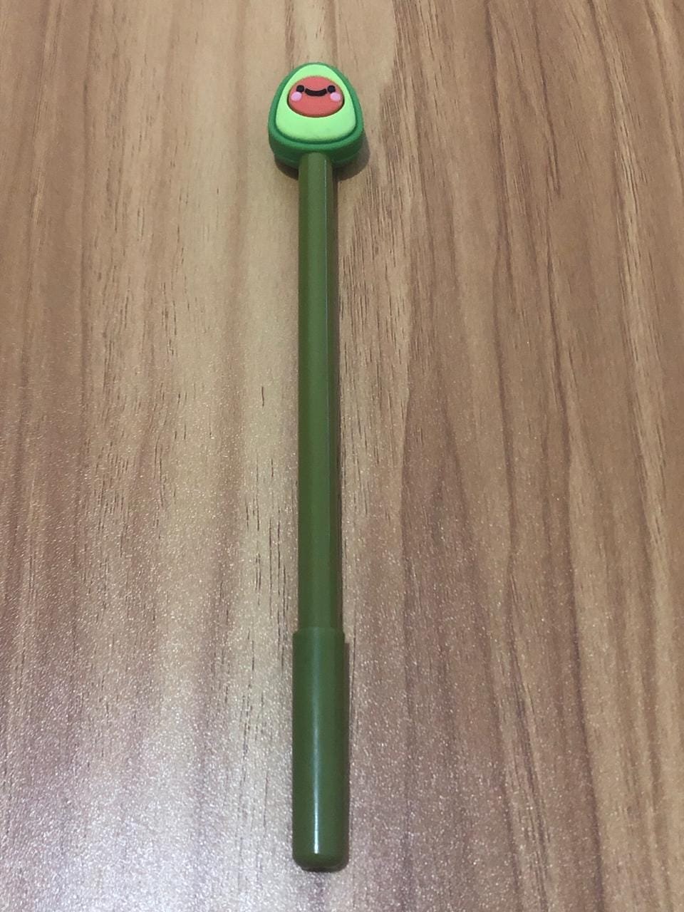 Caneta com Abacate na ponta e caroço vermelho