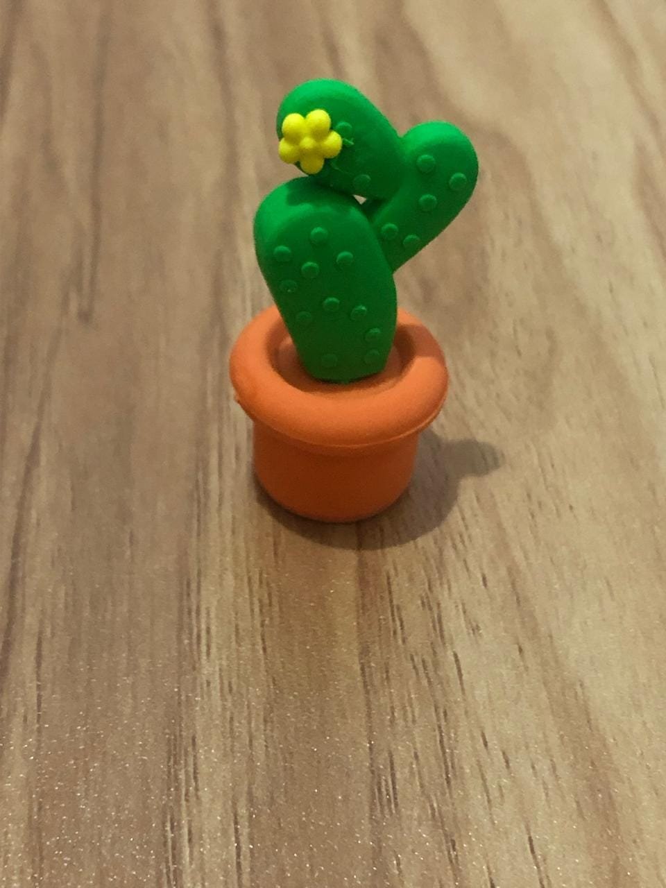 Mini borracha três braço cacto com flor amarela
