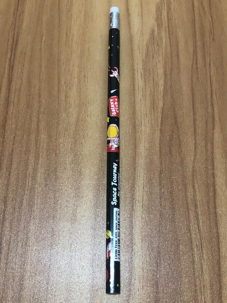 Lápis astronauta preto com detalhes vermelhos nº2 com borracha